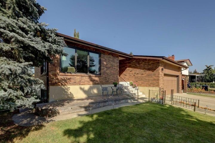 Photo de la propriété:  3303 Copithorne Road NW  AB T2L 0L2 