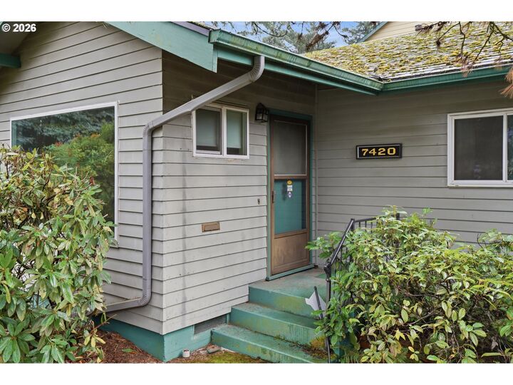 Property Photo:  7420 SE Lincoln St  OR 97215 