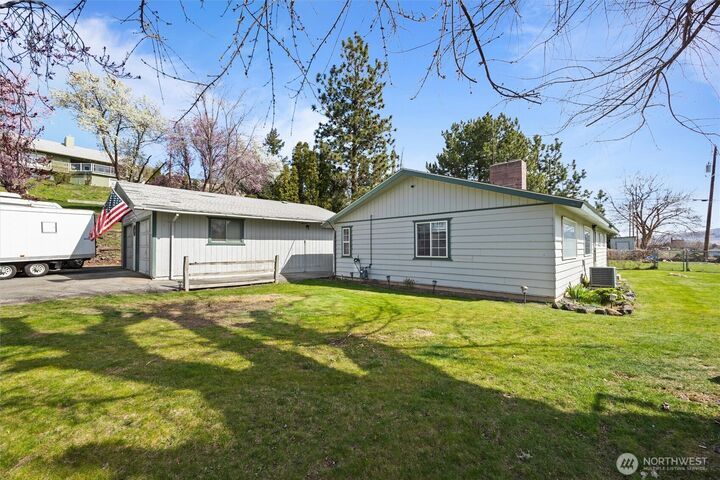 Property Photo: 705 N 12th Street WA 98942