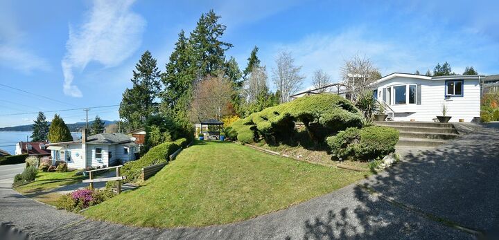 Photo de la propriété:  5218 Sunshine Coast Highway  BC V7Z 0C1 