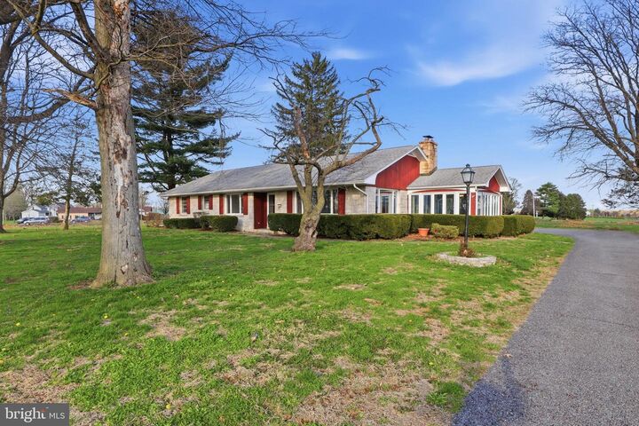 Property Photo:  1437 Lititz Road  PA 17545 