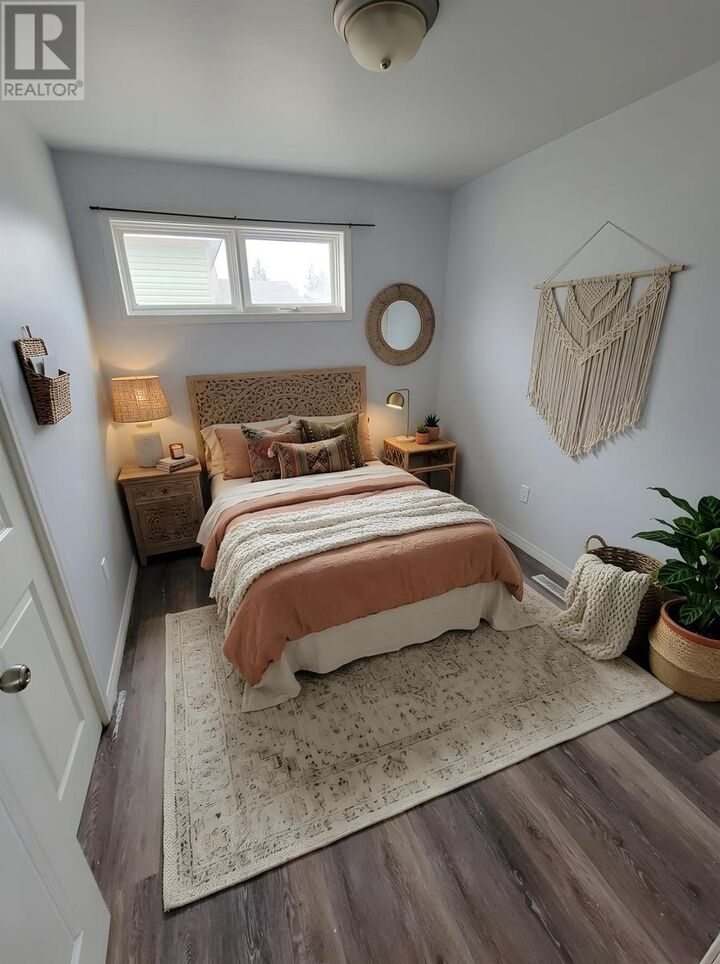 Property Photo:  252 Sixth St E  ON P9A 1W7 