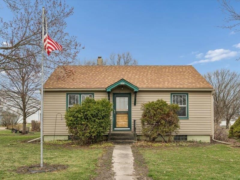 Property Photo:  305 3rd St N  IA 50655 