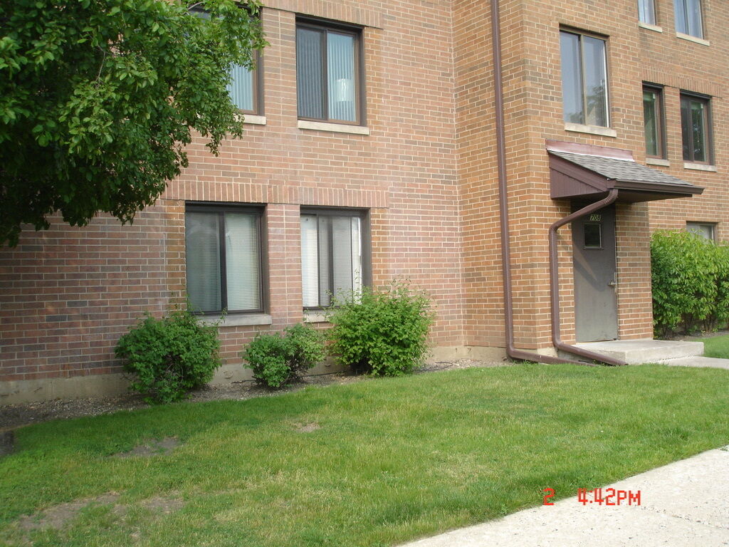Property Photo:  708 N Briar Hill Lane 2  IL 60101 