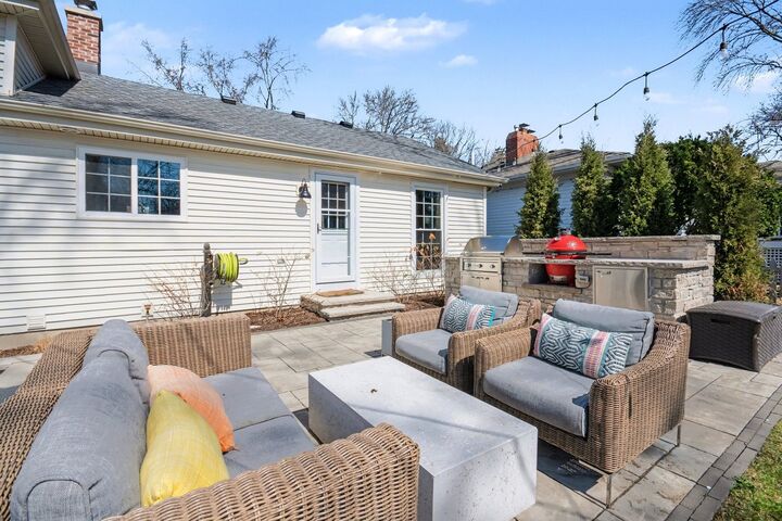 Property Photo:  923 Oxford Road  IL 60137 