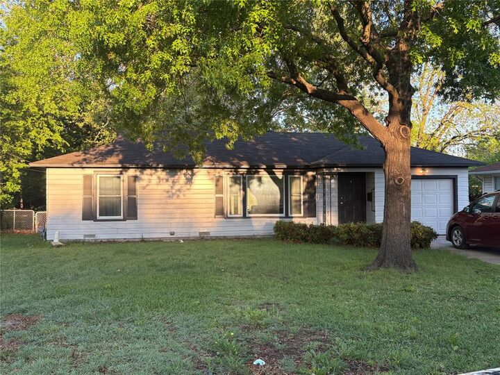 Property Photo: 1109 N Howeth Street TX 76240