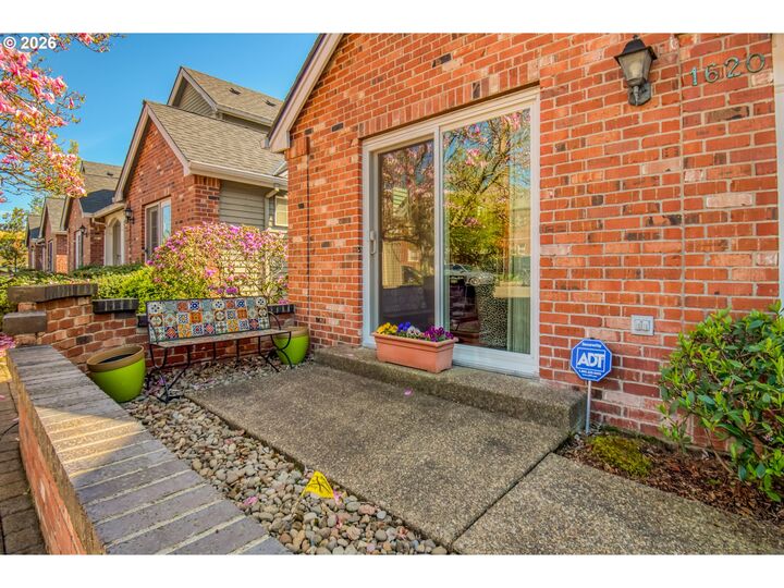 Property Photo: 1620 NE Glisan St OR 97232