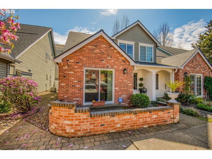 Property Photo:  1620 NE Glisan St  OR 97232 