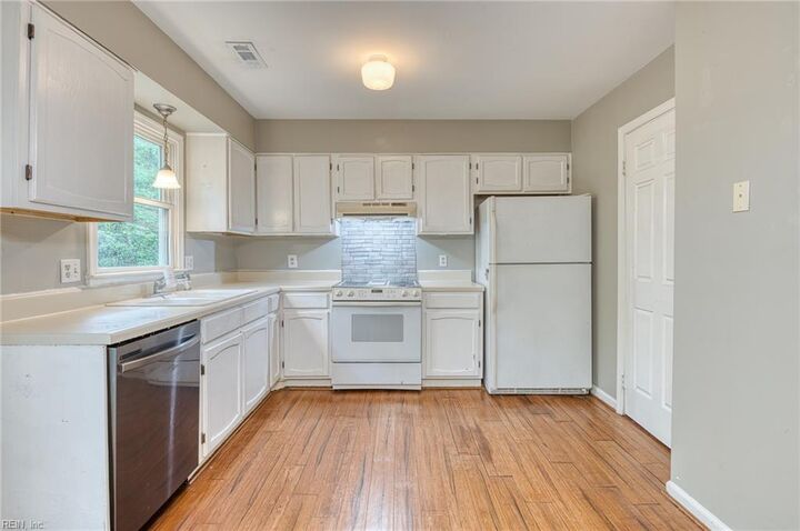 Property Photo: 2815 Oak Hill Dr VA 23185