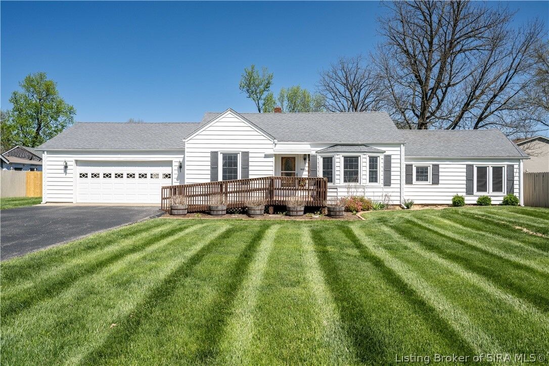 Property Photo:  1520 Maple Court  IN 47150 