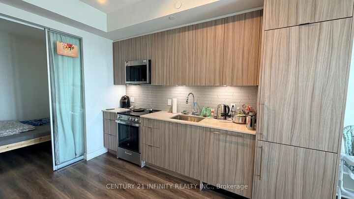 Property Photo:  4130 Parkside Village Drive 3103  ON L5B 0L7 