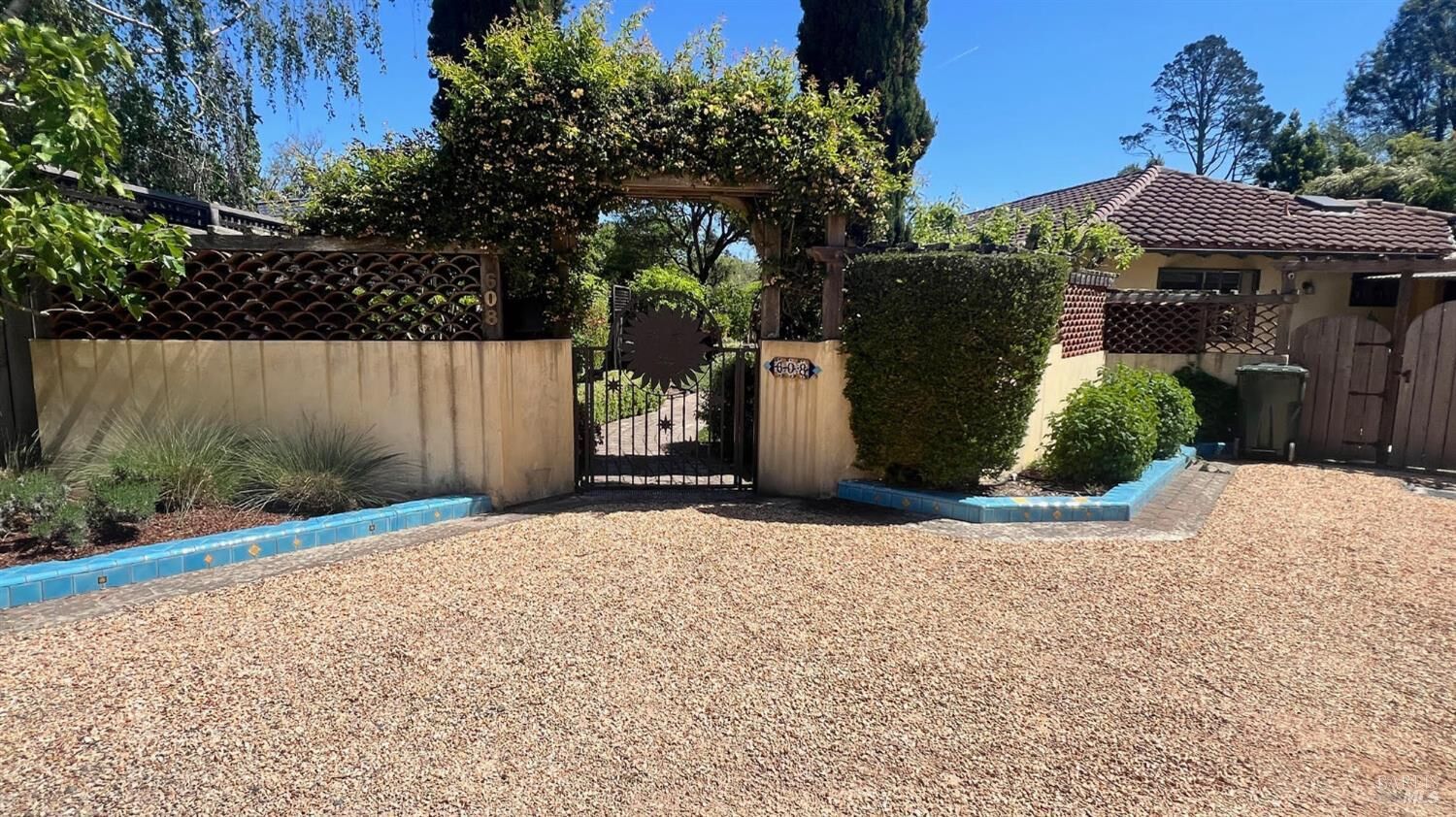 Property Photo:  