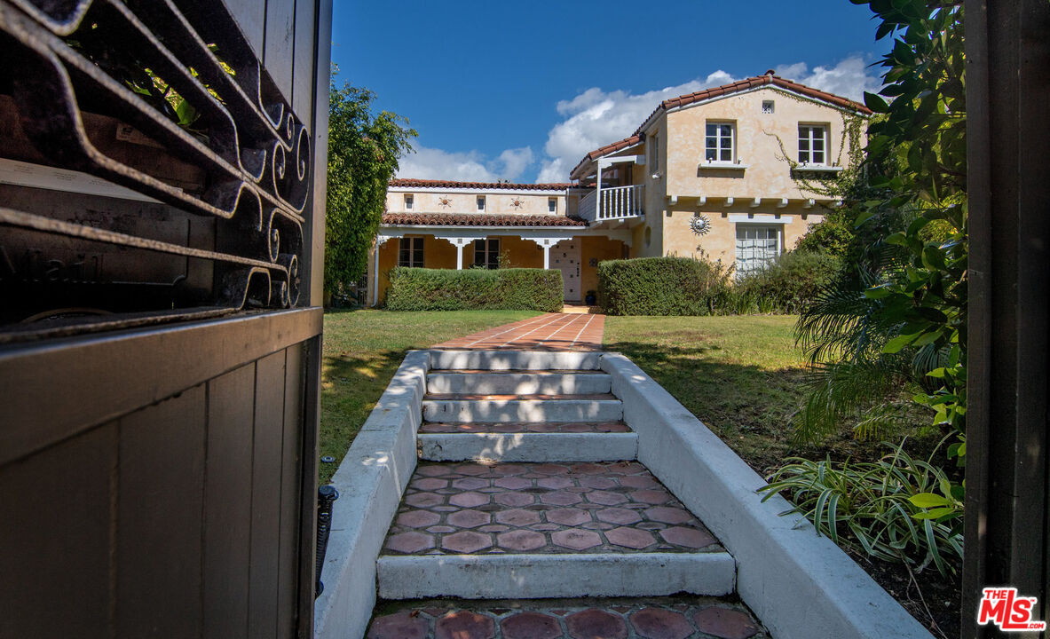 Property Photo:  731 San Vicente Blvd  CA 90402 