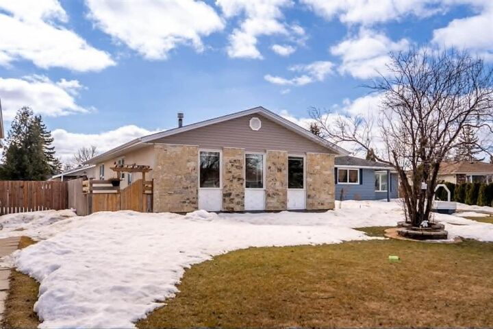 Property Photo: 24 Nicholson Crescent MB R2P 0P9