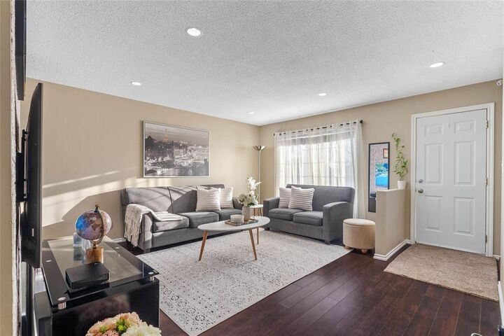 Property Photo:  114 Taunus Drive  MB R2G 3Y1 