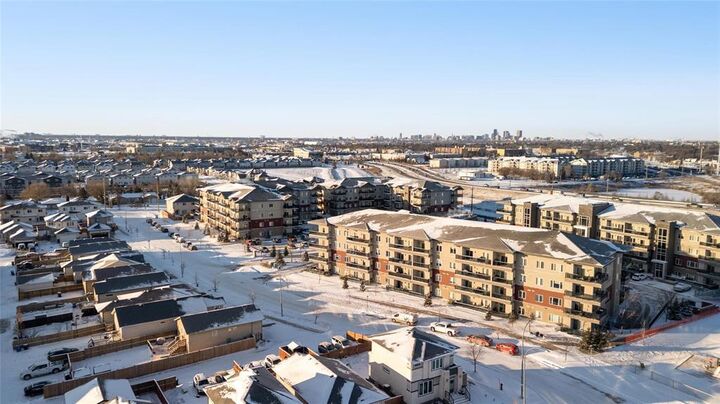 Property Photo:  70 Philip Lee Drive  MB R3W 0N6 