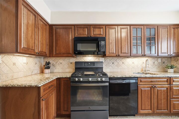 Property Photo:  4 Tudor Circle  NY 10598 