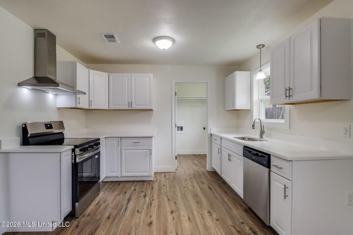 Property Photo:  400 N Wilson Boulevard  MS 39503 