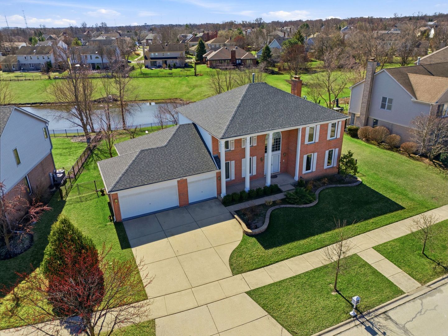 Property Photo: 681 Castlerea Lane IL 60016