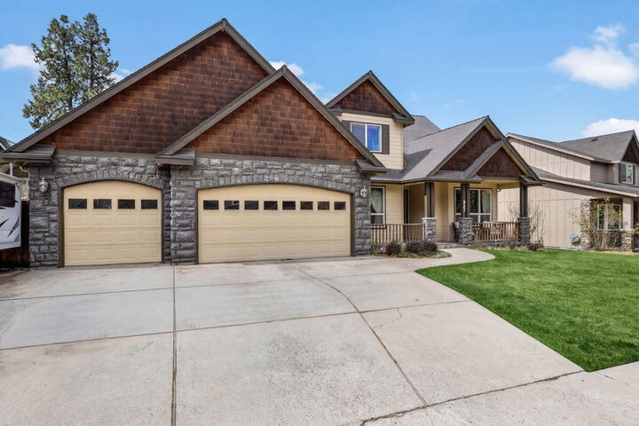 Property Photo:  927 SE Briarwood Court  OR 97702 