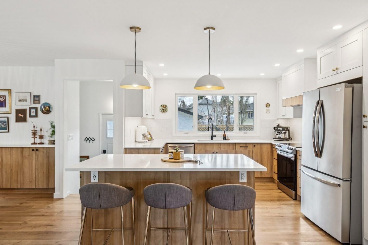 Property Photo:  931 Parkwood Drive SE  AB T2J 3W9 