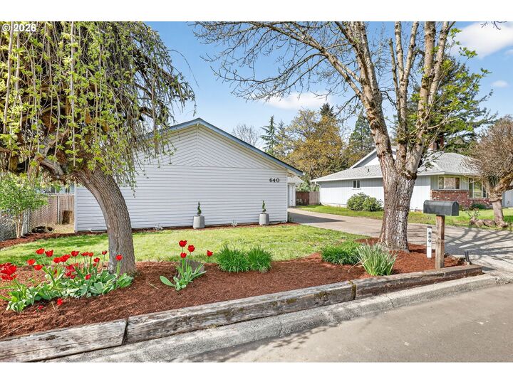 Property Photo: 640 Stonehill Dr OR 97027