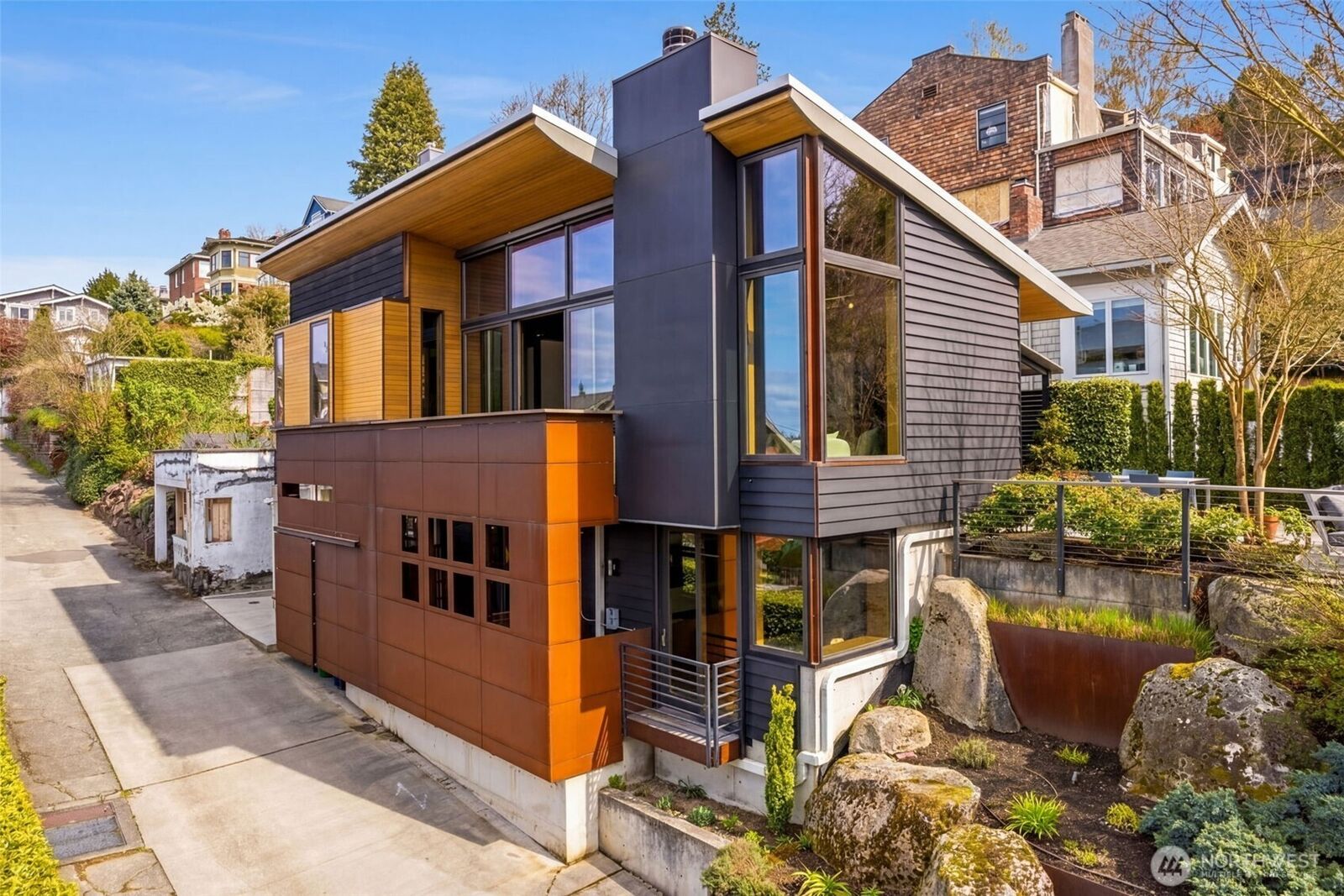 Property Photo:  810 W Lee  WA 98119 