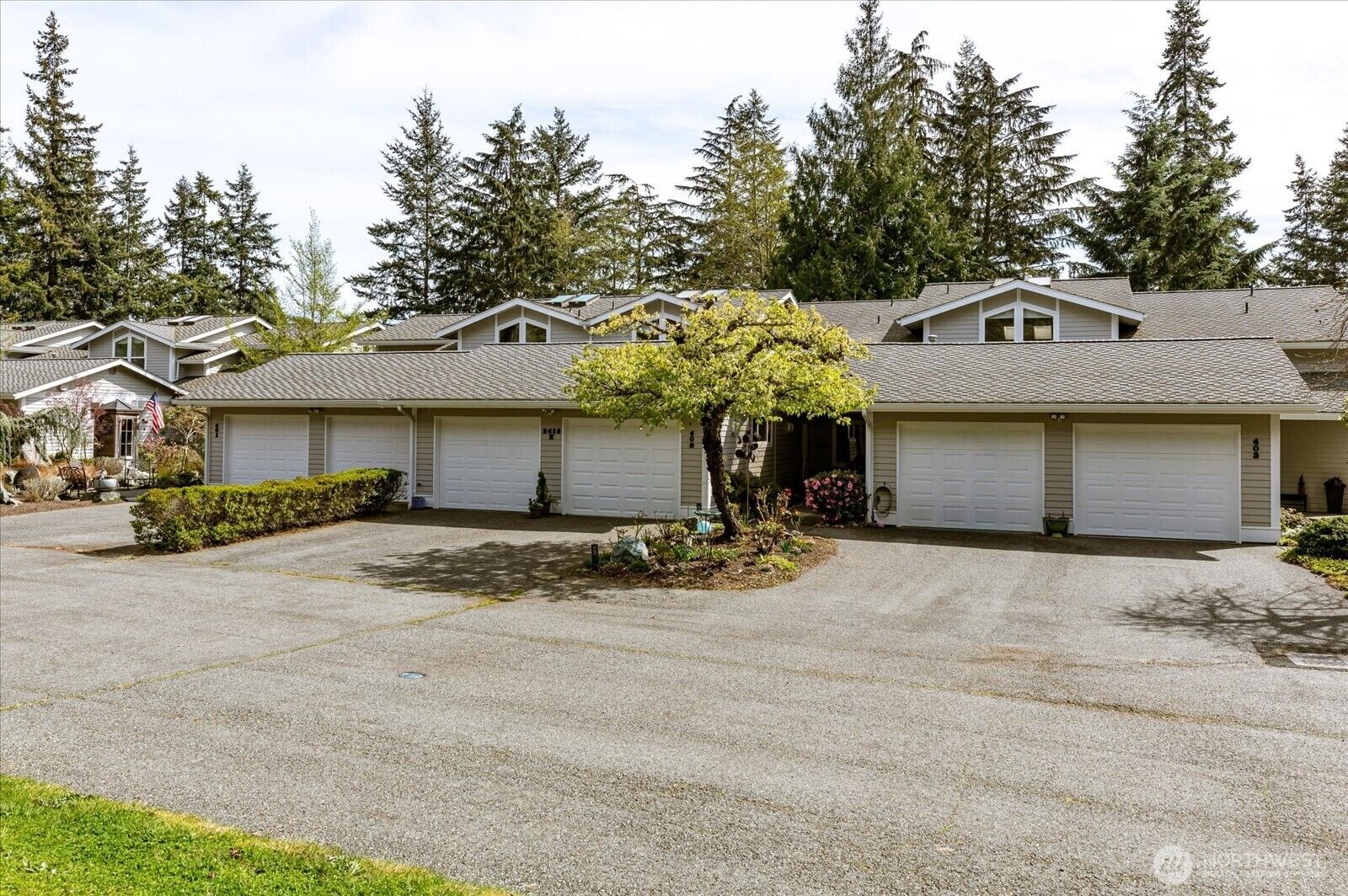 Property Photo: 2418 James Place 402 WA 98260