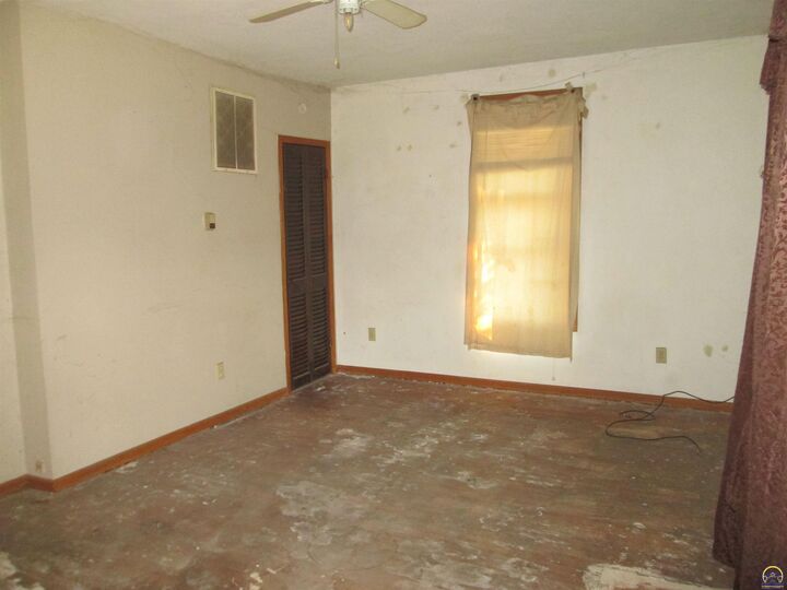 Property Photo:  2124 SE Indiana Ave  KS 66605 