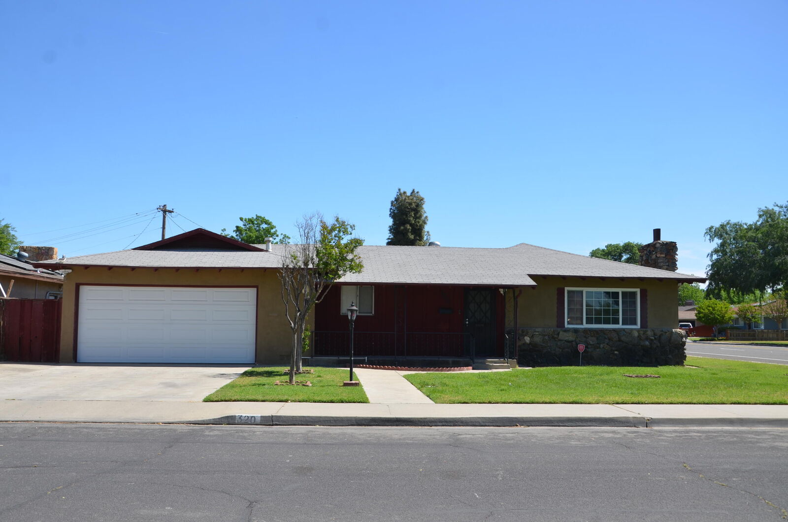 Property Photo:  320 Byron Court  CA 93245 