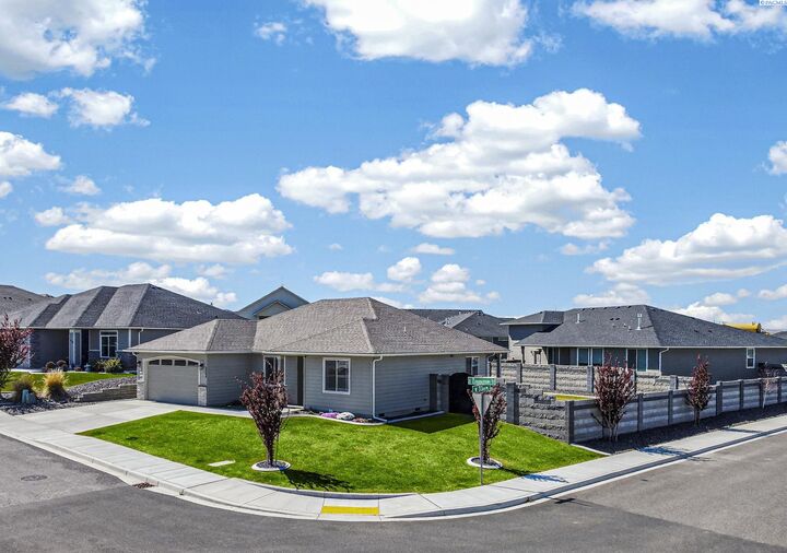 Property Photo:  3304 S Zimmerman St  WA 99338 