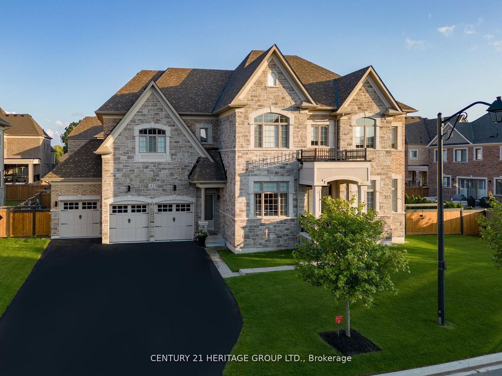 Property Photo:  43 Sir Henry Court  ON L7B 0P5 