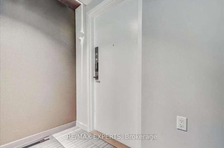 Property Photo: 3900 Confederation Parkway 2710 ON L5B 0M3