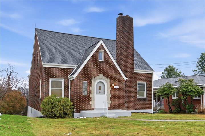 Property Photo:  1011 Taylor St  PA 15137 