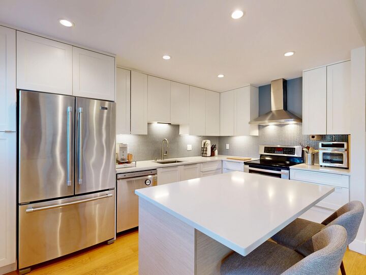 1528 Bowser Avenue 304 — photo 1