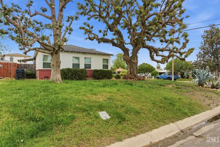 Property Photo:  220 Jeffrey Street  CA 93305 