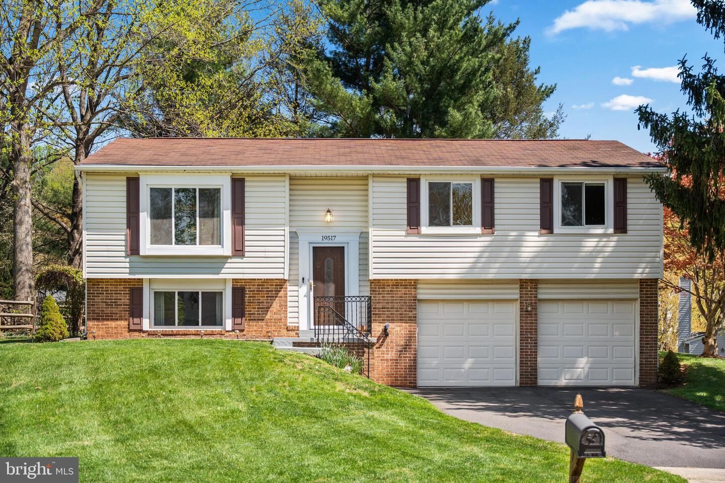 Property Photo:  19517 Laguna Drive  MD 20879 