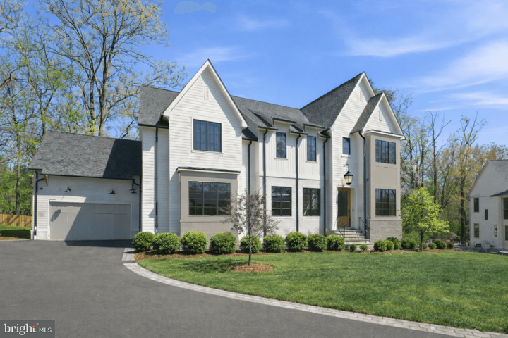 Property Photo: 2107 Elliott Avenue VA 22101