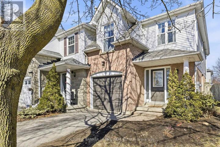 Photo de la propriété: 105 Brownstone Crescent ON L1E 2Y2