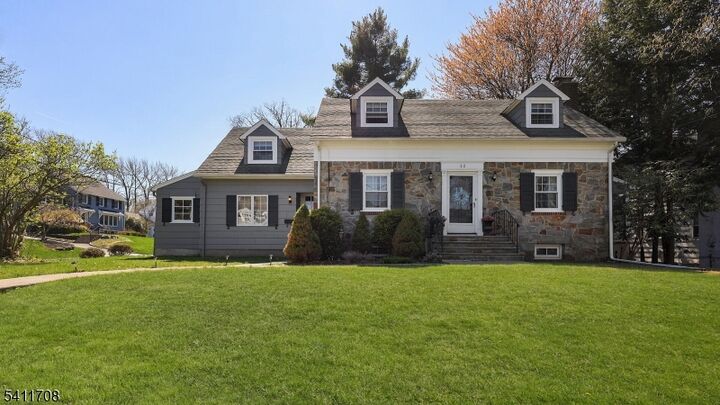 Property Photo:  22 Helen Street  NJ 07023 