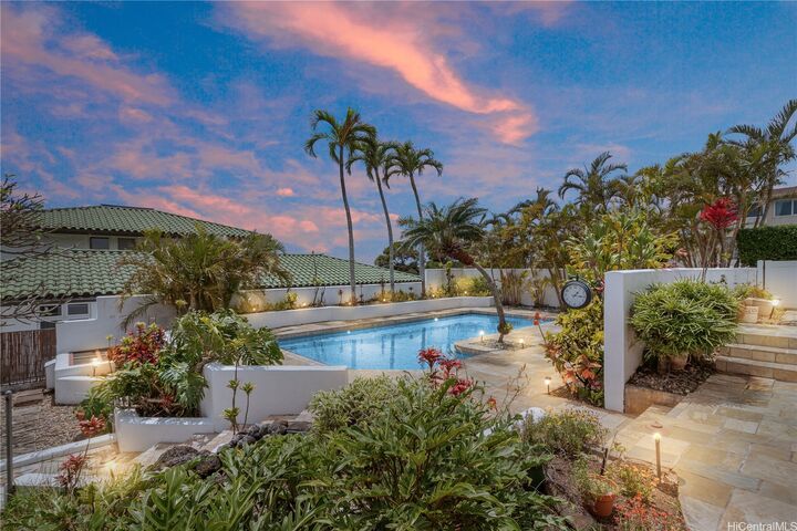 Property Photo:  2039 Laukahi Street  HI 96821 