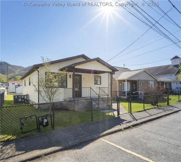 Property Photo:  208 5th Avenue  WV 25086 