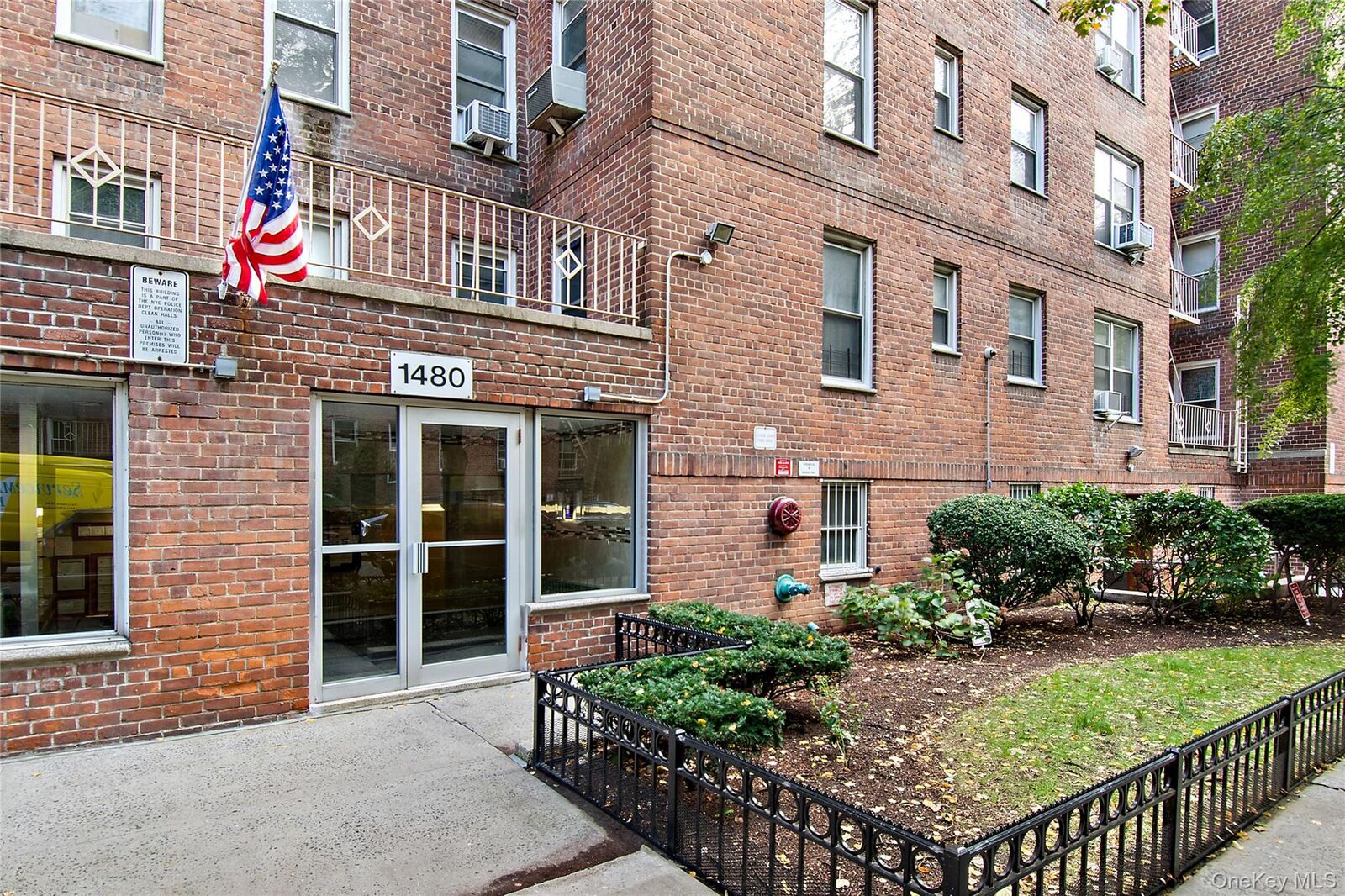 Property Photo: 1425 Thieriot Avenue 6M NY 10460