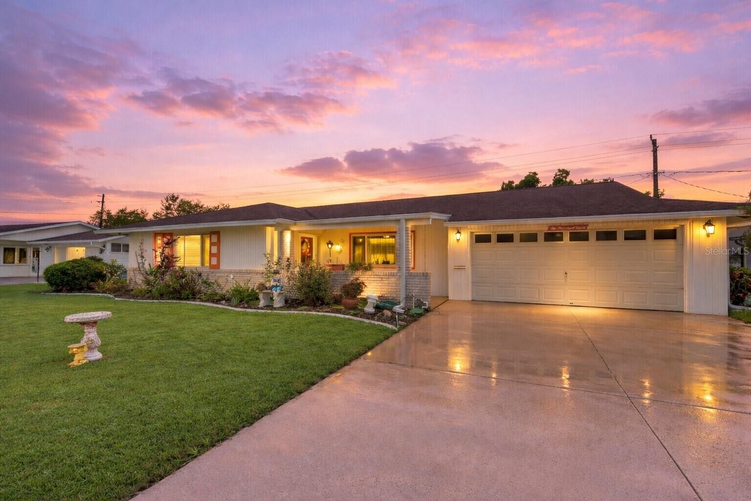 Property Photo: 608 La Jolla Avenue FL 33573