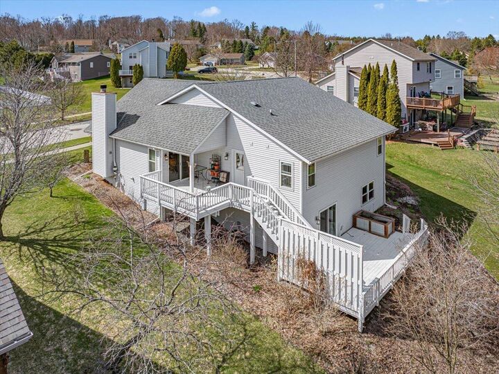 Property Photo:  1407 Villa Park Ct  WI 53090 