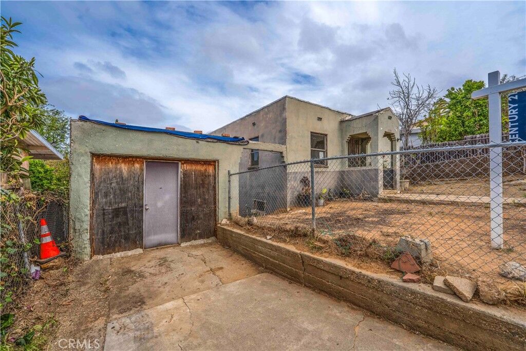 Property Photo:  1023 De Garmo Drive  CA 90063 