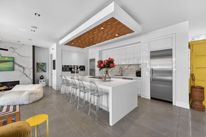 Property Photo:  31 Windsor Crescent SW  AB T2V 1V5 