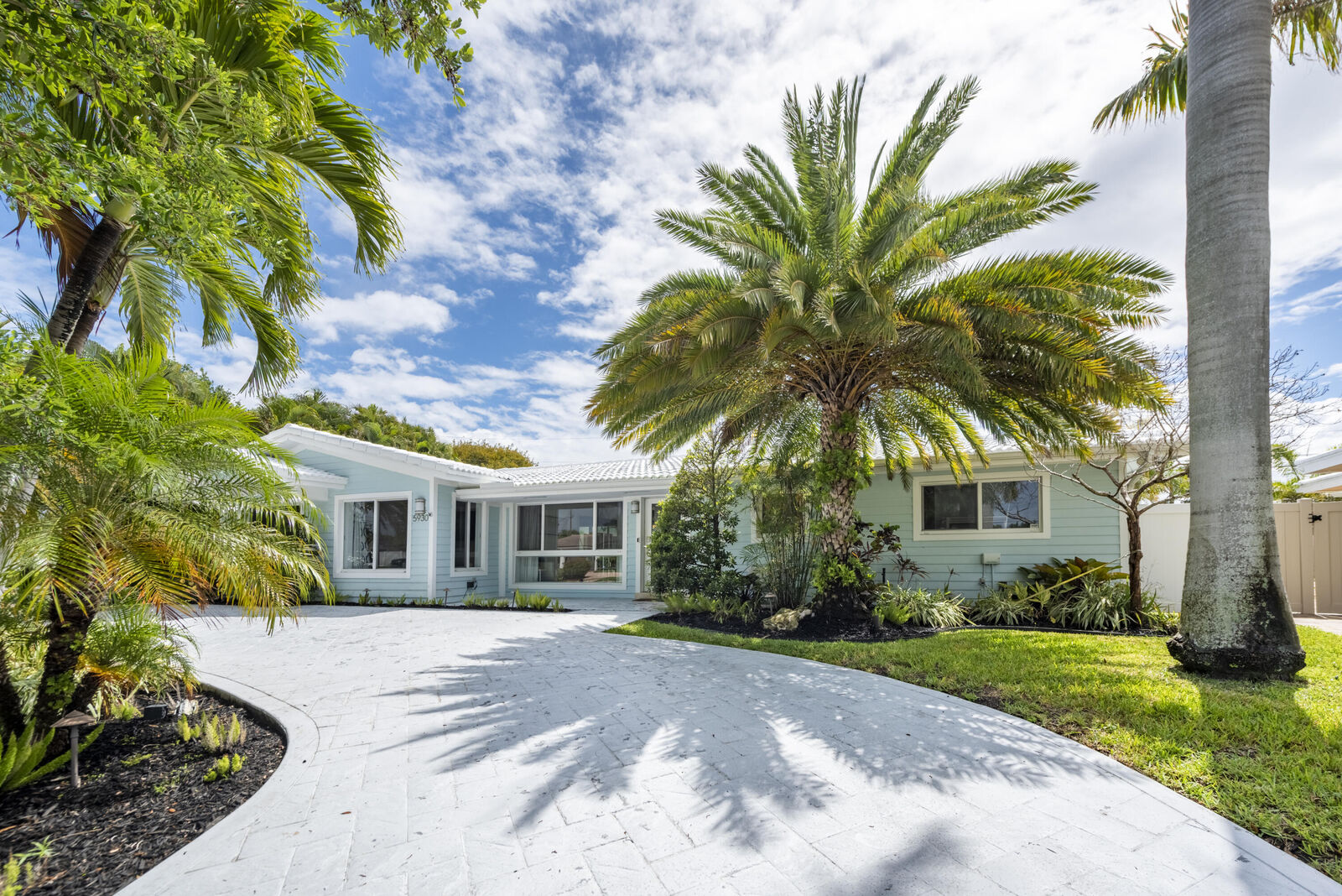 Property Photo: 5930 NE 21st Lane FL 33308