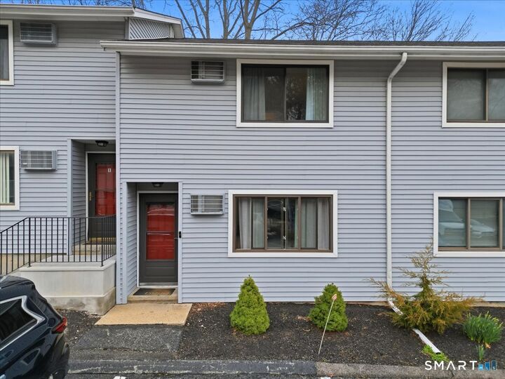 Property Photo:  300 Meridian Street H  CT 06340 