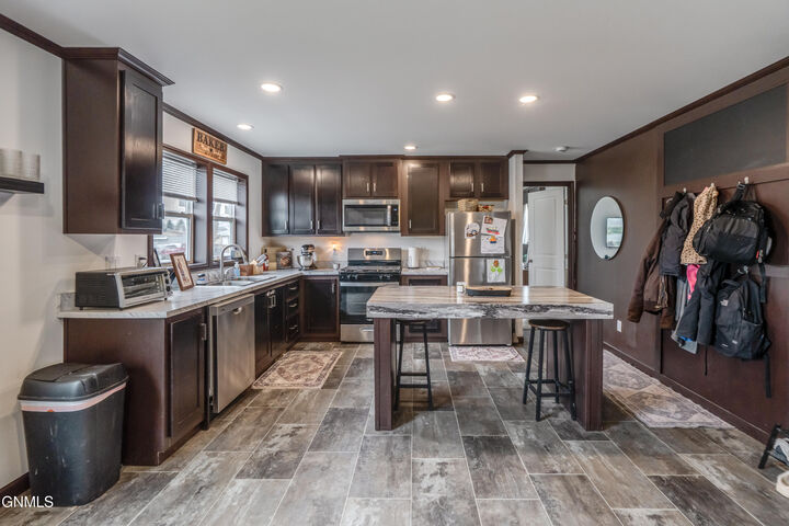 Property Photo:  1008 Frontier Trail S  ND 58554 